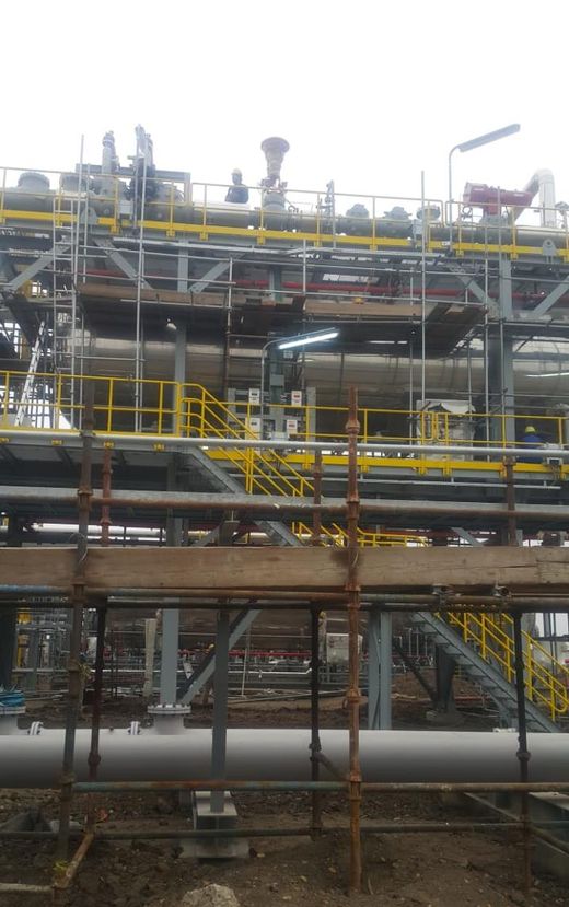 Process piperack and steel structure under construction at a gas plant